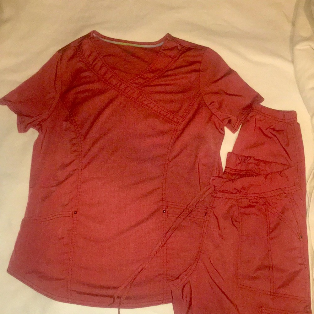 Scrubstar scrubs ,burnt orange 🍊 in color, size medium.